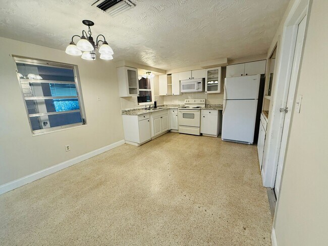 Foto del edificio - 3 Bed and 1.5 Bath