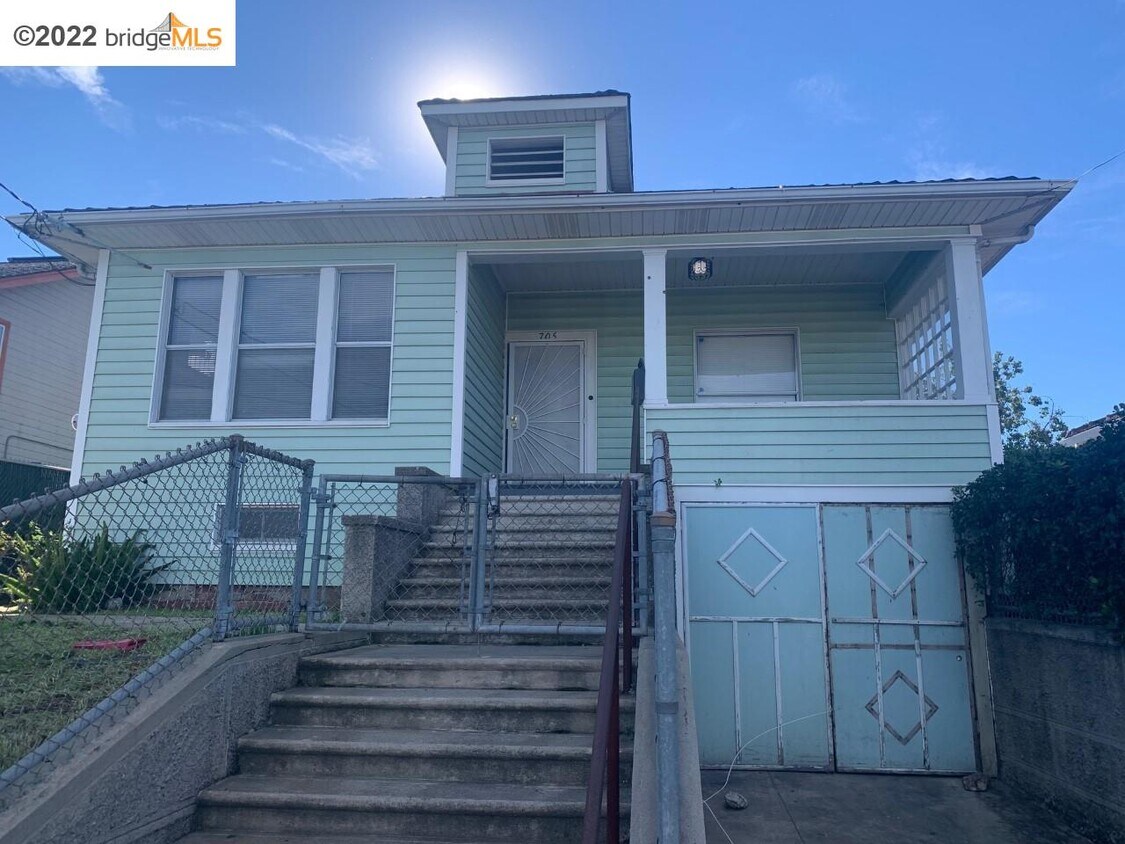 Primary Photo - 705 W 10th St