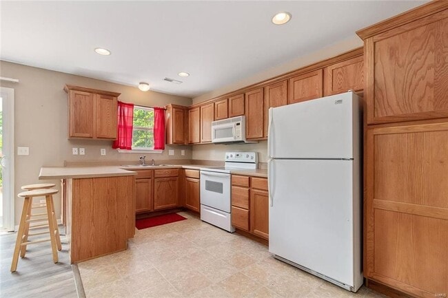 Building Photo - Updated home close to post!