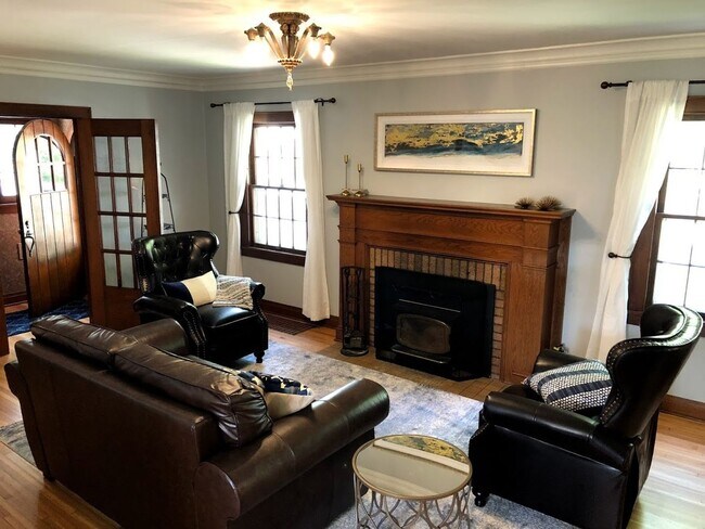 Foto del edificio - Charming Tudor 3 Blocks From Mayo