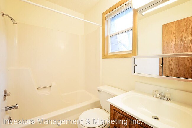 Building Photo - 525 9th St SE