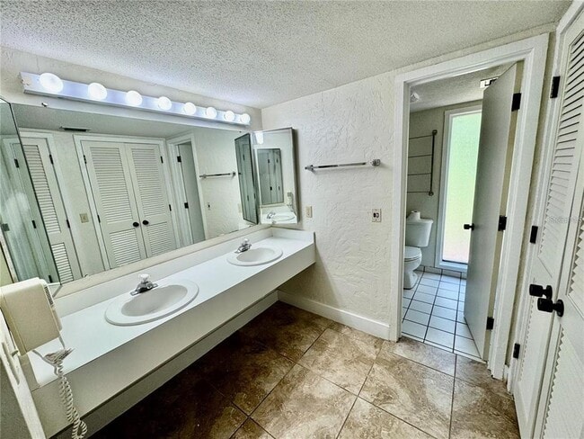 Building Photo - 3353 Camelot Dr