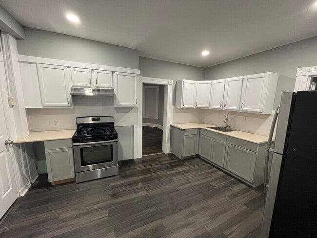 Building Photo - 595 William St