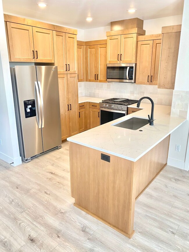 Building Photo - Brand NEW Palisch Townhome in Petrosa - Cl...