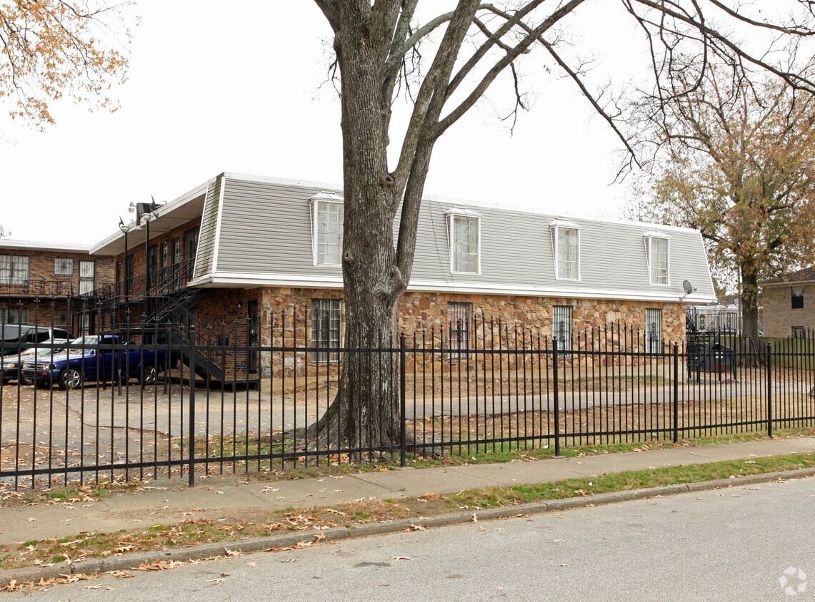 Building Photo - 230 Cochran St
