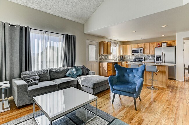 Building Photo - Beautiful 5 Bedroom Home for Rent on Golf ...