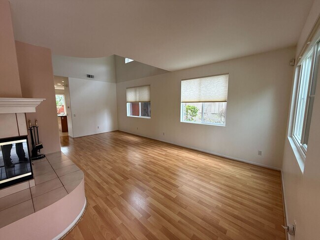 Foto del edificio - 12565 Carmel Canyon Rd