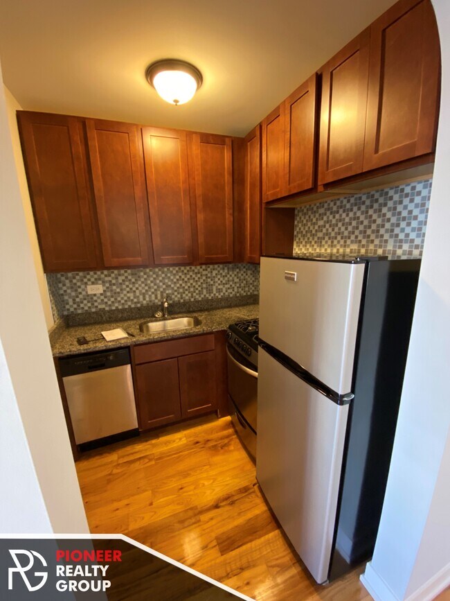 Building Photo - 550 W Arlington Pl