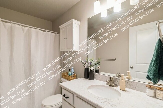 Building Photo - FULLY FINISHED WALK-OUT BASEMENT!! 4 Bedro...