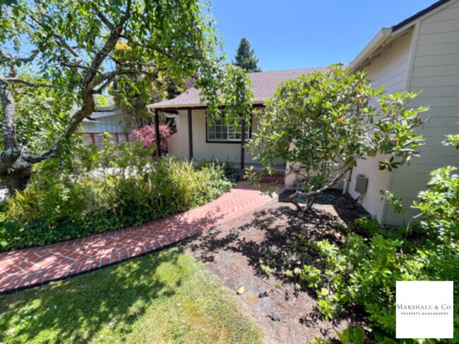 Foto del edificio - NEW LISTING! SYCAMORE PARK,CHARM. 1940s, 2...