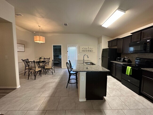 Foto del edificio - Furnished Short Term Rental - The Contingency Plan