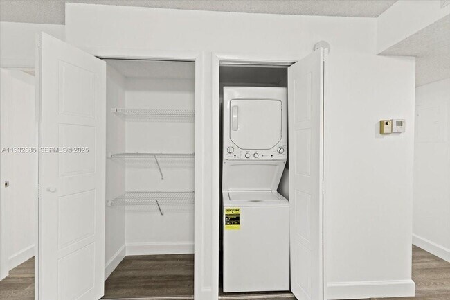 Building Photo - 302 Lakeview Dr