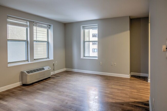 Foto del edificio - Spacious Studio Across from Meridian Hill ...