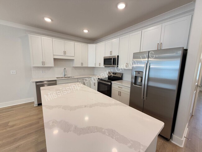 Building Photo - 703 Miramar Ln