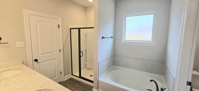 Foto del edificio - 5 Bedroom 3 Bathroom in Canes Landing