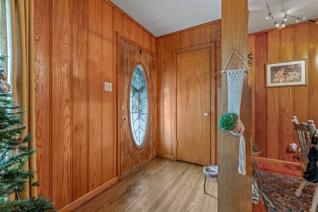 Building Photo - August Move In! 3 Bed, 1.5 Bath in Eastgate