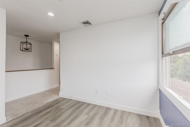 Foto del edificio - 97 Rosewood Rd