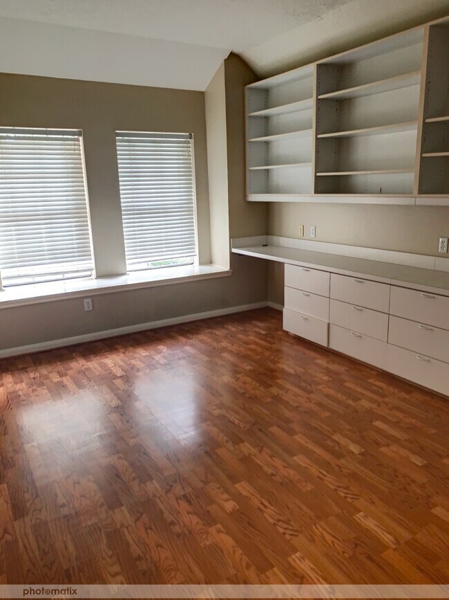 Building Photo - 202 Windrift Ct