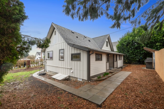 Building Photo - 207 Ave G