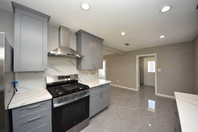 Foto del edificio - 7718 Romney Rd