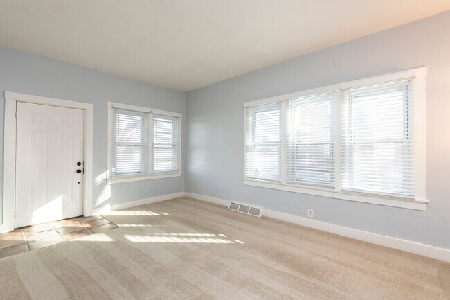 Sala de estar - 2615 N Wauwatosa Ave