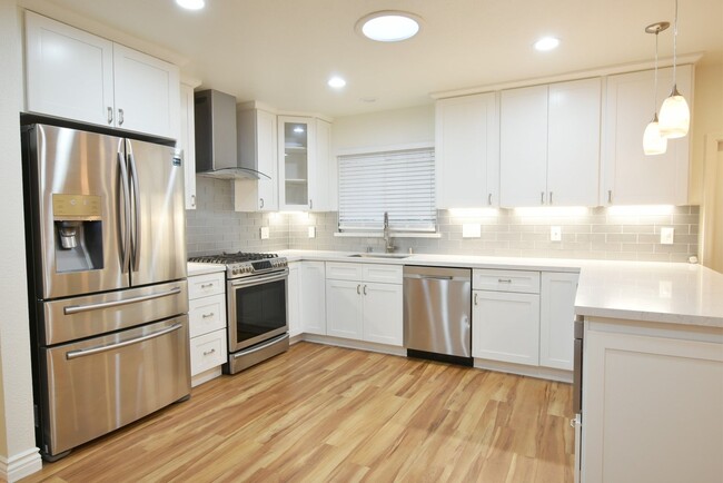 Building Photo - Beautifully Remodeled 3 Bedroom 2 Bath Wes...