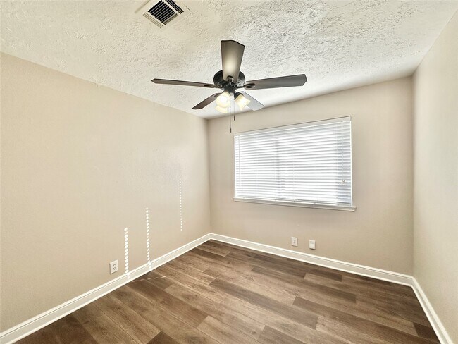 Foto del edificio - 16143 Little Cypress Ln