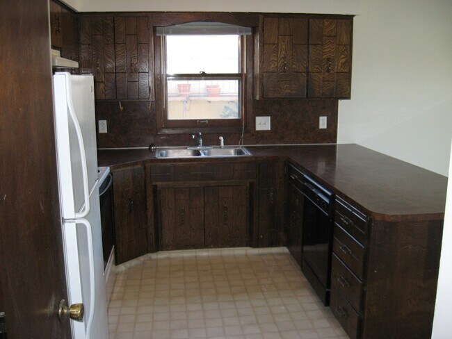 Building Photo - Large Ranch House