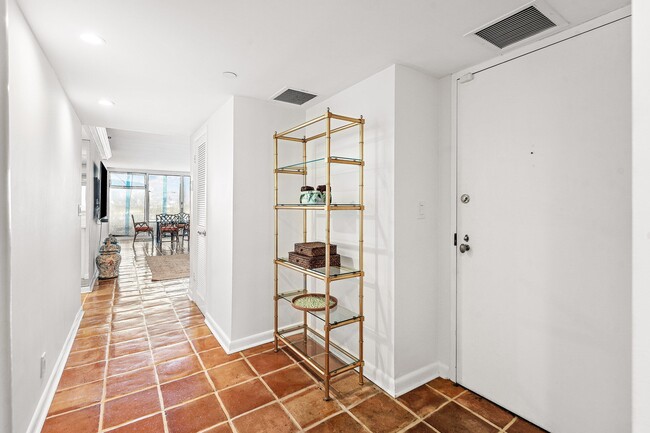 Building Photo - 529 S Flagler Dr