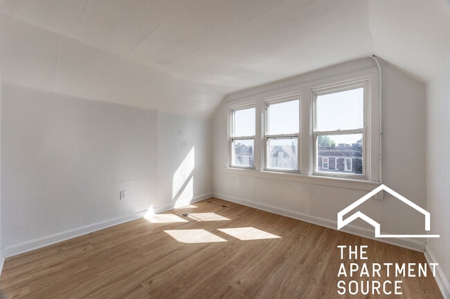 Foto del edificio - 2334 N Ridgeway Ave