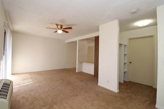 Building Photo - Studio Apartment w/Parking, A/C