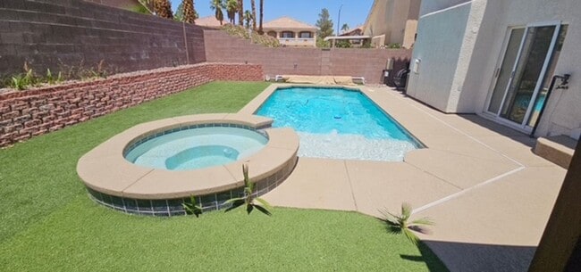 Building Photo - Gorgeous tri-level home with tons of upgra...