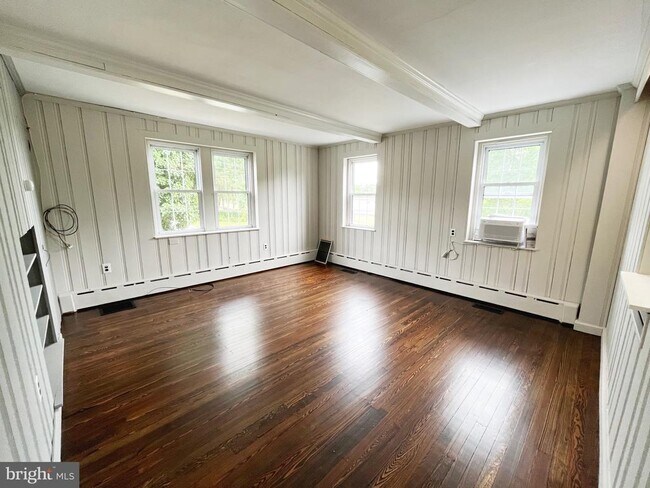 Foto del edificio - 1056 W Germantown Pike