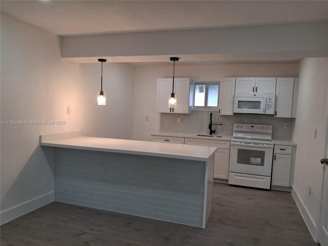 Foto principal - 2155 SW 72nd Ave