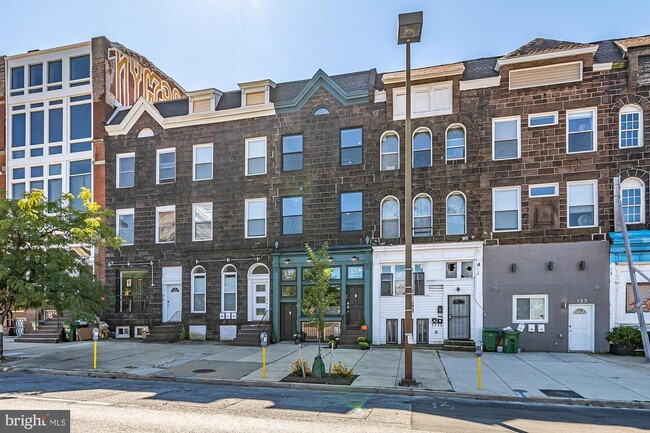 Building Photo - 137 E North Ave