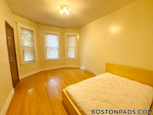 Building Photo - 59 Linden St