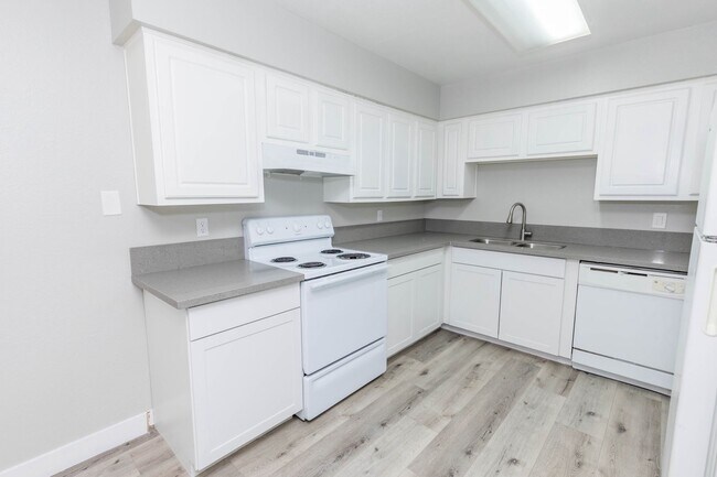 Foto del edificio - For Rent – Renovated 3BR/2BA Condo in Dese...