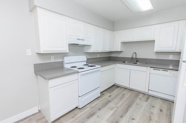 Building Photo - For Rent – Renovated 3BR/2BA Condo in Dese...