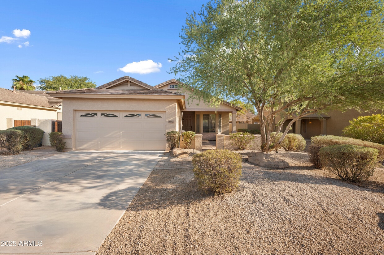 Foto principal - 4247 E Dublin St