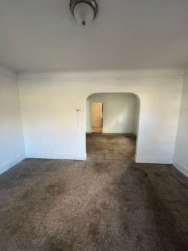 Building Photo - 2 Bed 1 Bath Lower Unit $925 Per Month