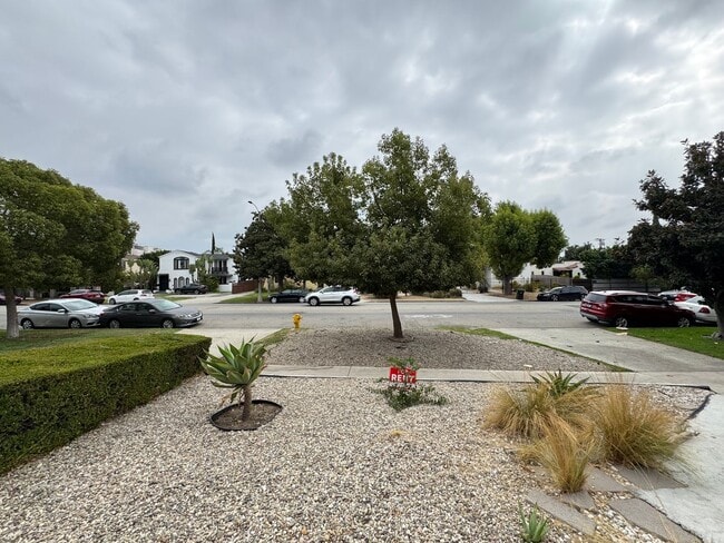 Building Photo - Large centrally located unit with shared yard