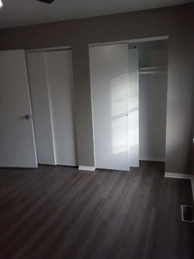 Building Photo - 2 bedroom 1.5 bath triplex