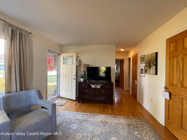 Foto del edificio - 37 Garage Place Rd