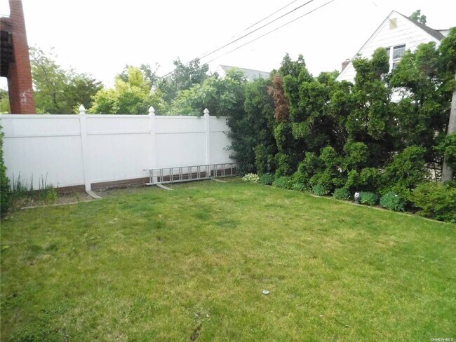 Foto del edificio - 64-52 Dieterle Crescent