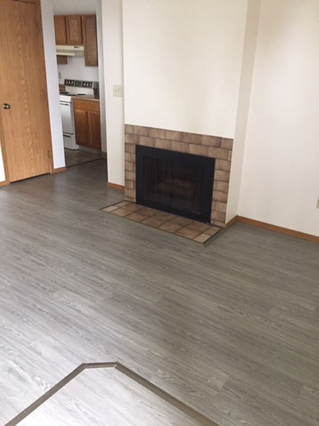 Building Photo - South Anchorage Beautiful and Spacious dow...