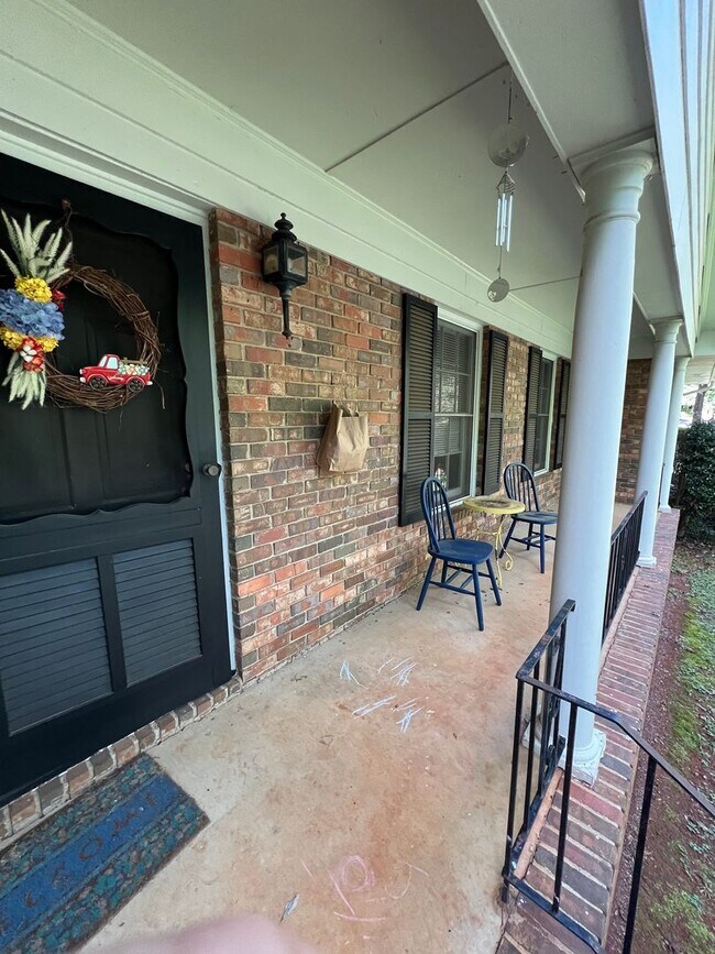 Building Photo - Quiet Home In University Heights
