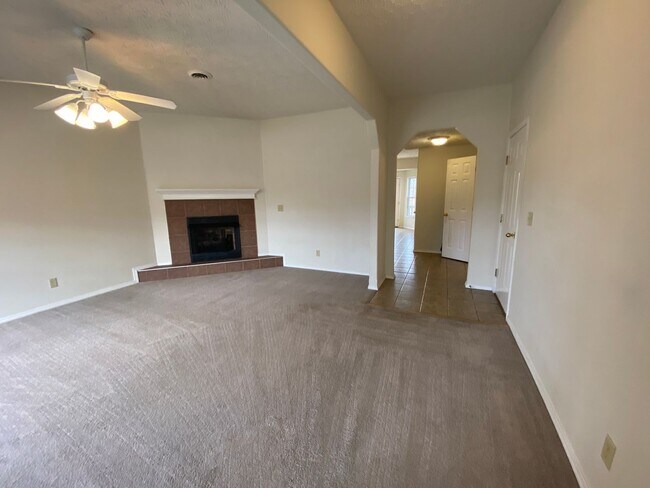 Building Photo - Large 3 bedroom 2.5 bathroom Townhome