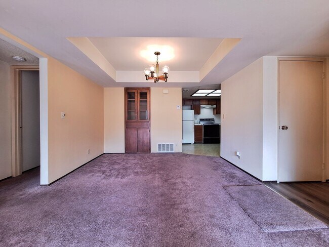 Building Photo - Spacious First Floor 2bd Condo With Laundr...