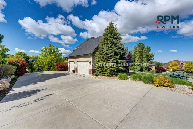 Building Photo - "Spacious Elegance: Stunning 6-Bedroom Ret...