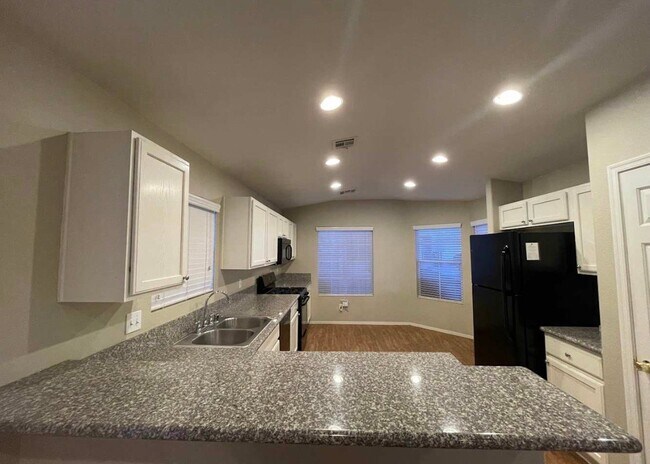 Building Photo - 2600 Redbud St